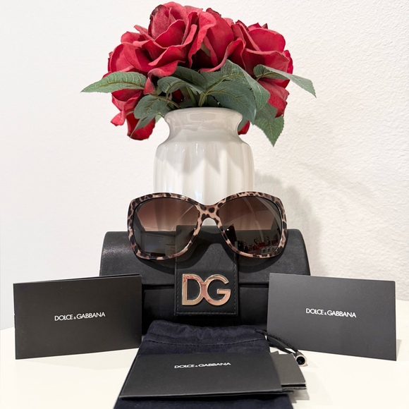🕶️✨ Dolce & Gabbana Leopard Sunglasses with Gold Toned Accents & Accessories - Picture 3 of 16